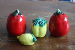 Lot de salières et poivrières en céramique vernissée – Fruits & légume