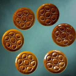 Lot de six assiettes à huîtres Niderviller en faïence émaillée caramel – années 60