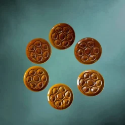 Lot de six assiettes à huîtres Niderviller en faïence émaillée caramel – années 60
