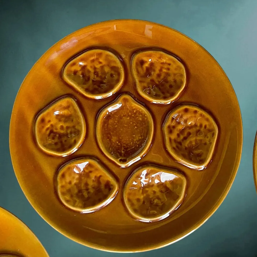 Lot de six assiettes à huîtres Niderviller en faïence émaillée caramel – années 60