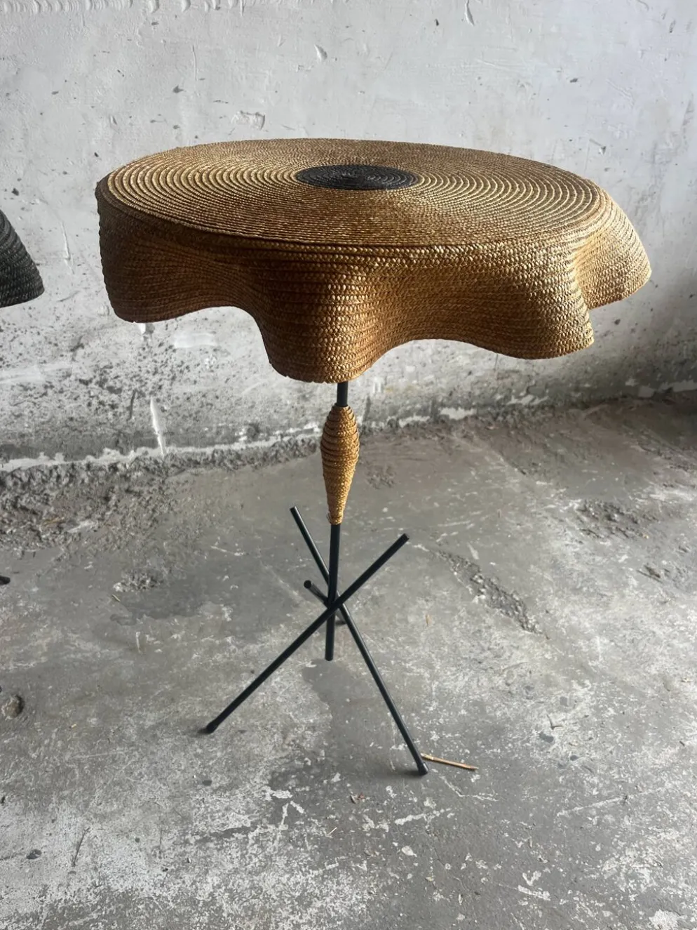 Lot de 2 tables d’appoint vintage italiennes en raphia
