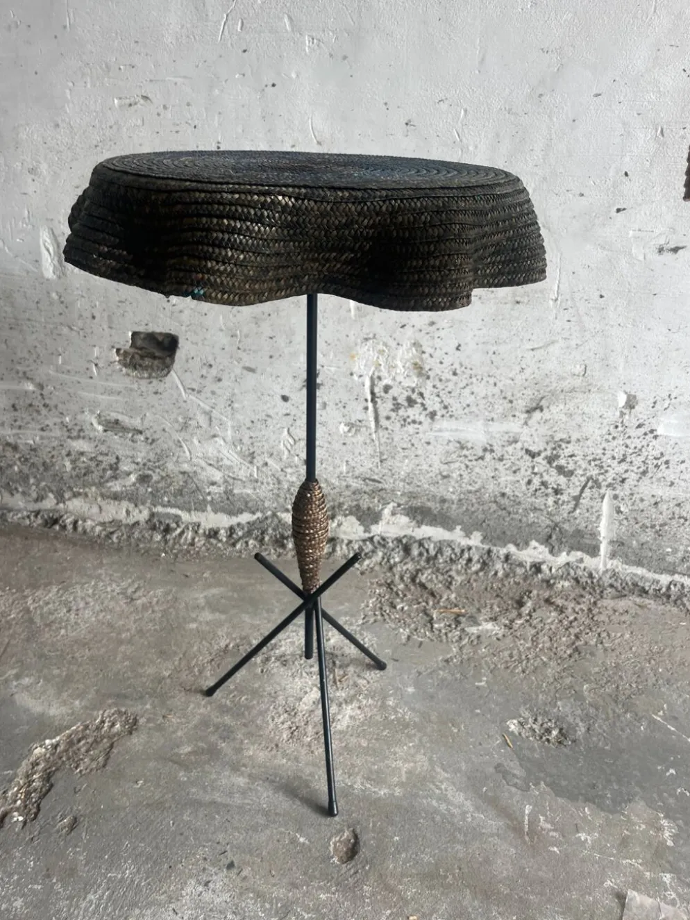 Lot de 2 tables d’appoint vintage italiennes en raphia