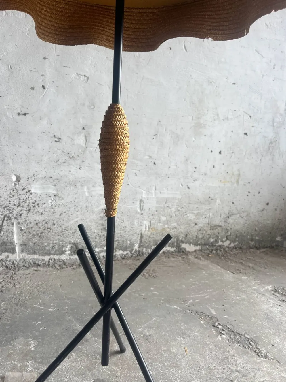 Lot de 2 tables d’appoint vintage italiennes en raphia