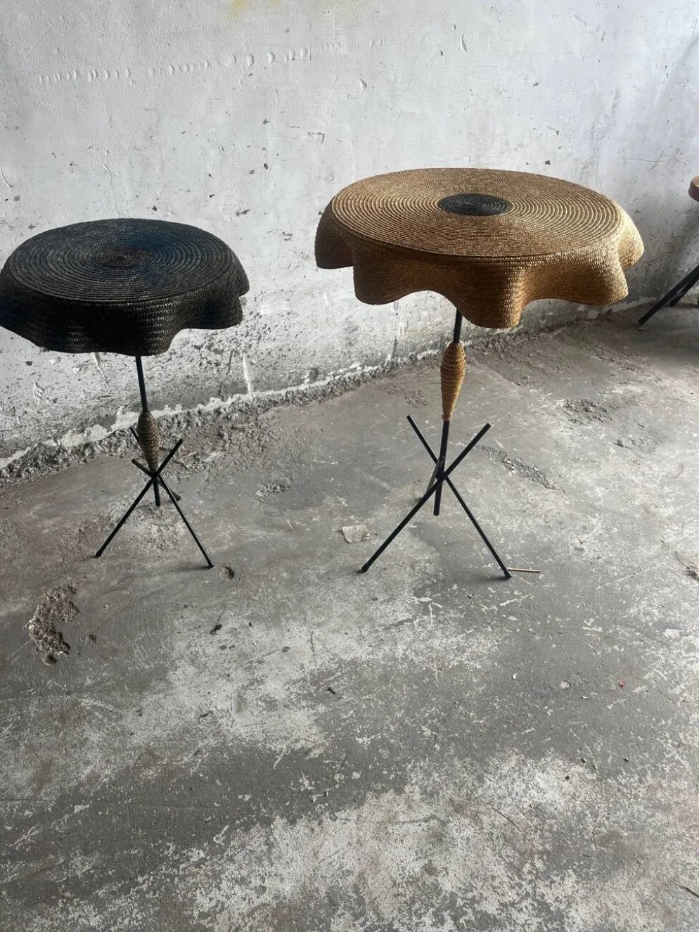 Lot de 2 tables d’appoint vintage italiennes en raphia