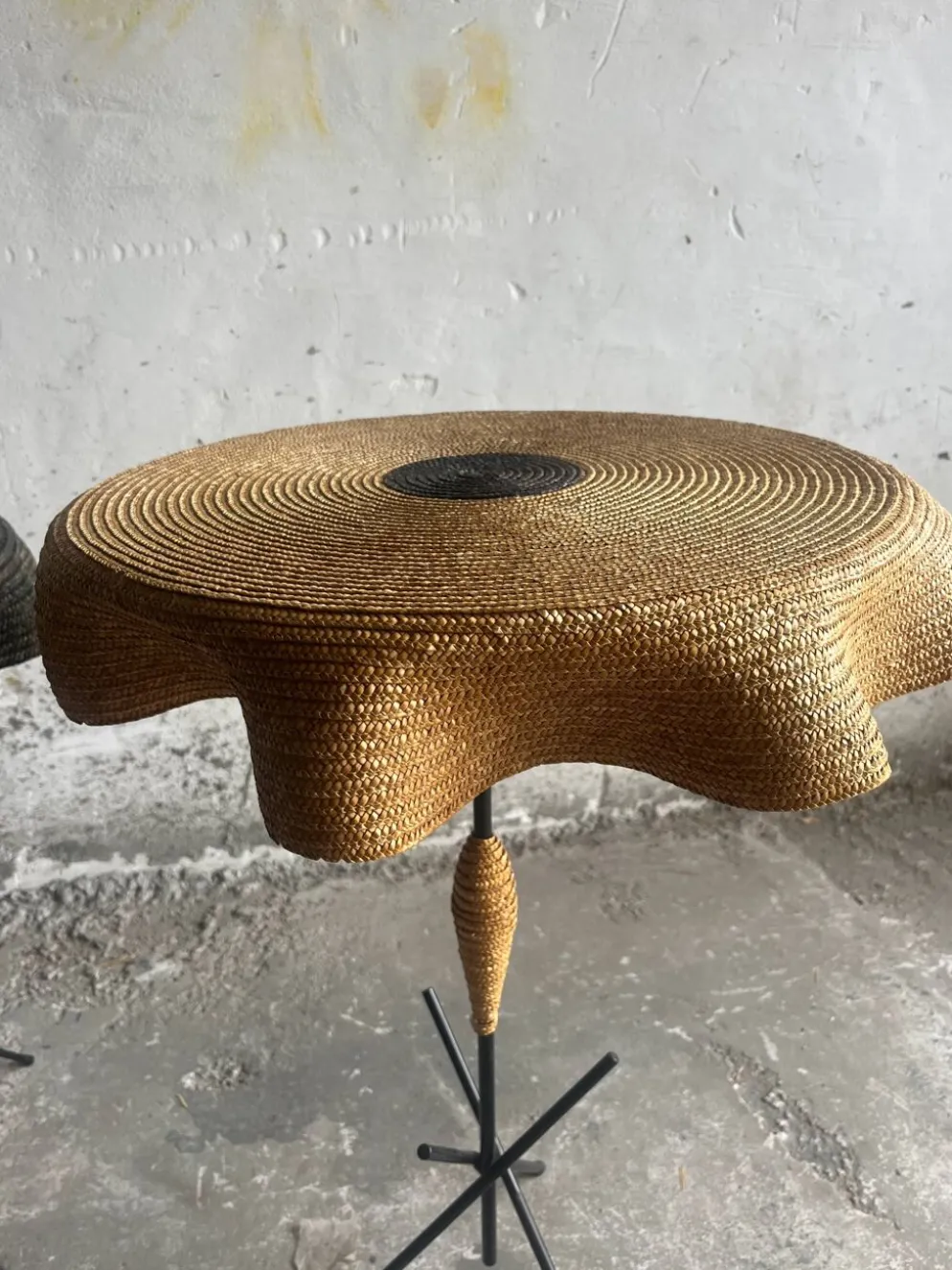 Lot de 2 tables d’appoint vintage italiennes en raphia