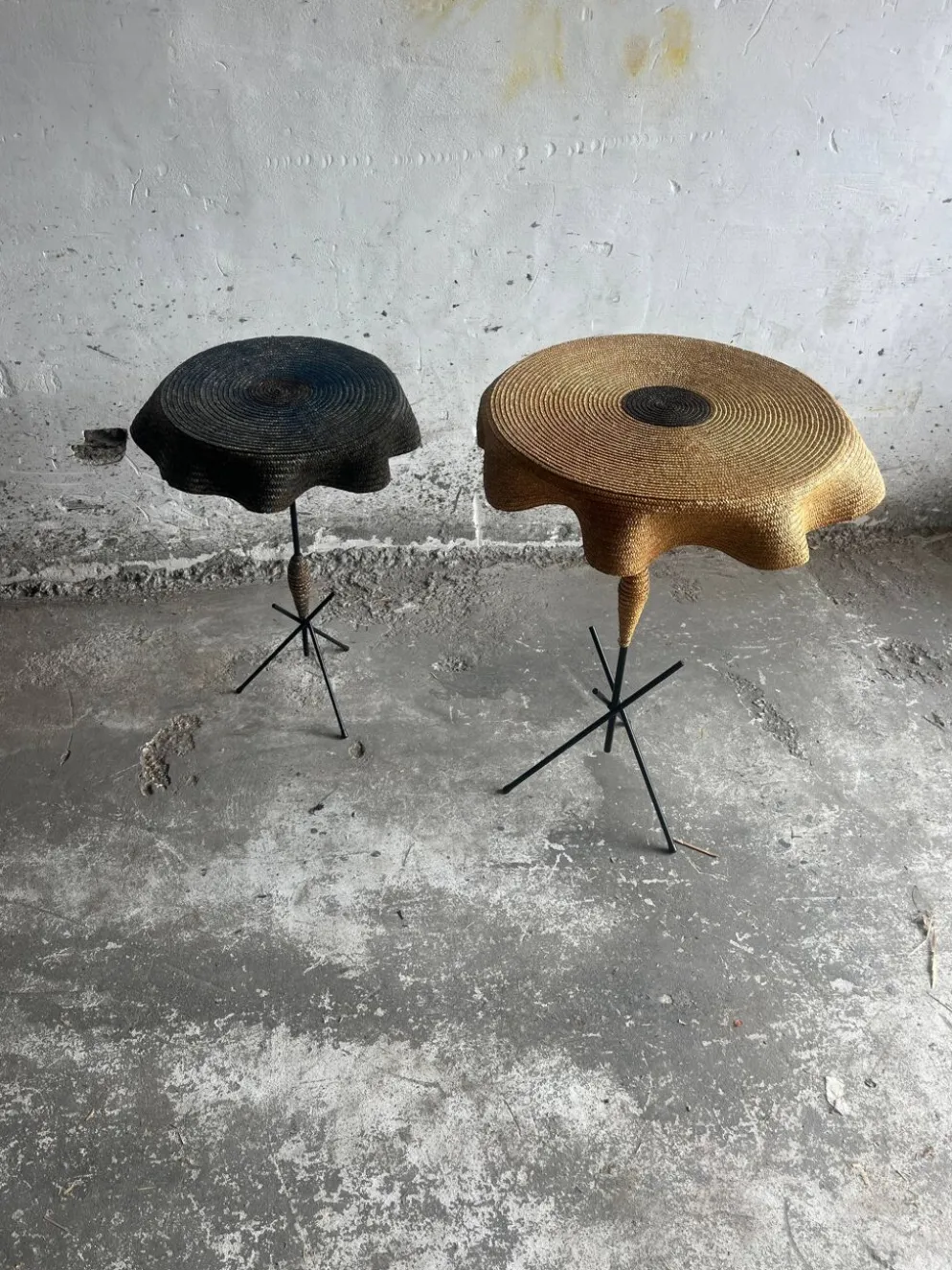 Lot de 2 tables d’appoint vintage italiennes en raphia