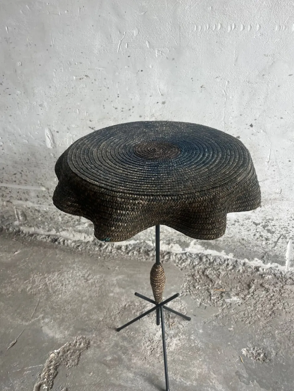 Lot de 2 tables d’appoint vintage italiennes en raphia