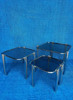 LOT DE 3 TABLES GIGOGNE METAL CHROME DOUBLE PIETEMENT ET VERRES FUMES