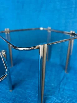 LOT DE 3 TABLES GIGOGNE METAL CHROME DOUBLE PIETEMENT ET VERRES FUMES
