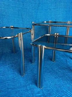 LOT DE 3 TABLES GIGOGNE METAL CHROME DOUBLE PIETEMENT ET VERRES FUMES