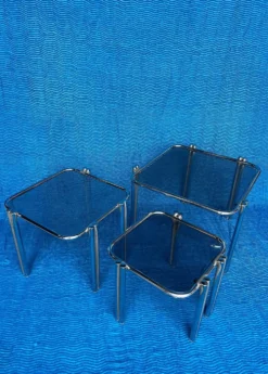 LOT DE 3 TABLES GIGOGNE METAL CHROME DOUBLE PIETEMENT ET VERRES FUMES