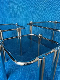LOT DE 3 TABLES GIGOGNE METAL CHROME DOUBLE PIETEMENT ET VERRES FUMES