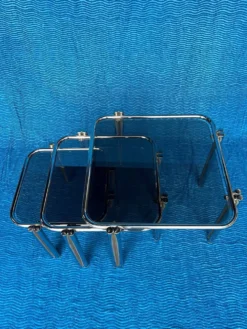 LOT DE 3 TABLES GIGOGNE METAL CHROME DOUBLE PIETEMENT ET VERRES FUMES