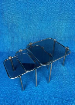 LOT DE 3 TABLES GIGOGNE METAL CHROME DOUBLE PIETEMENT ET VERRES FUMES