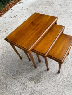 Lot de 3 Tables Gigognes en Bois Massif Merisier massif NF Ameublement Loui
