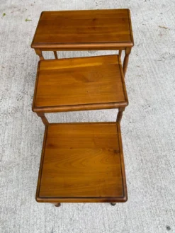 Lot de 3 Tables Gigognes en Bois Massif Merisier massif NF Ameublement Loui
