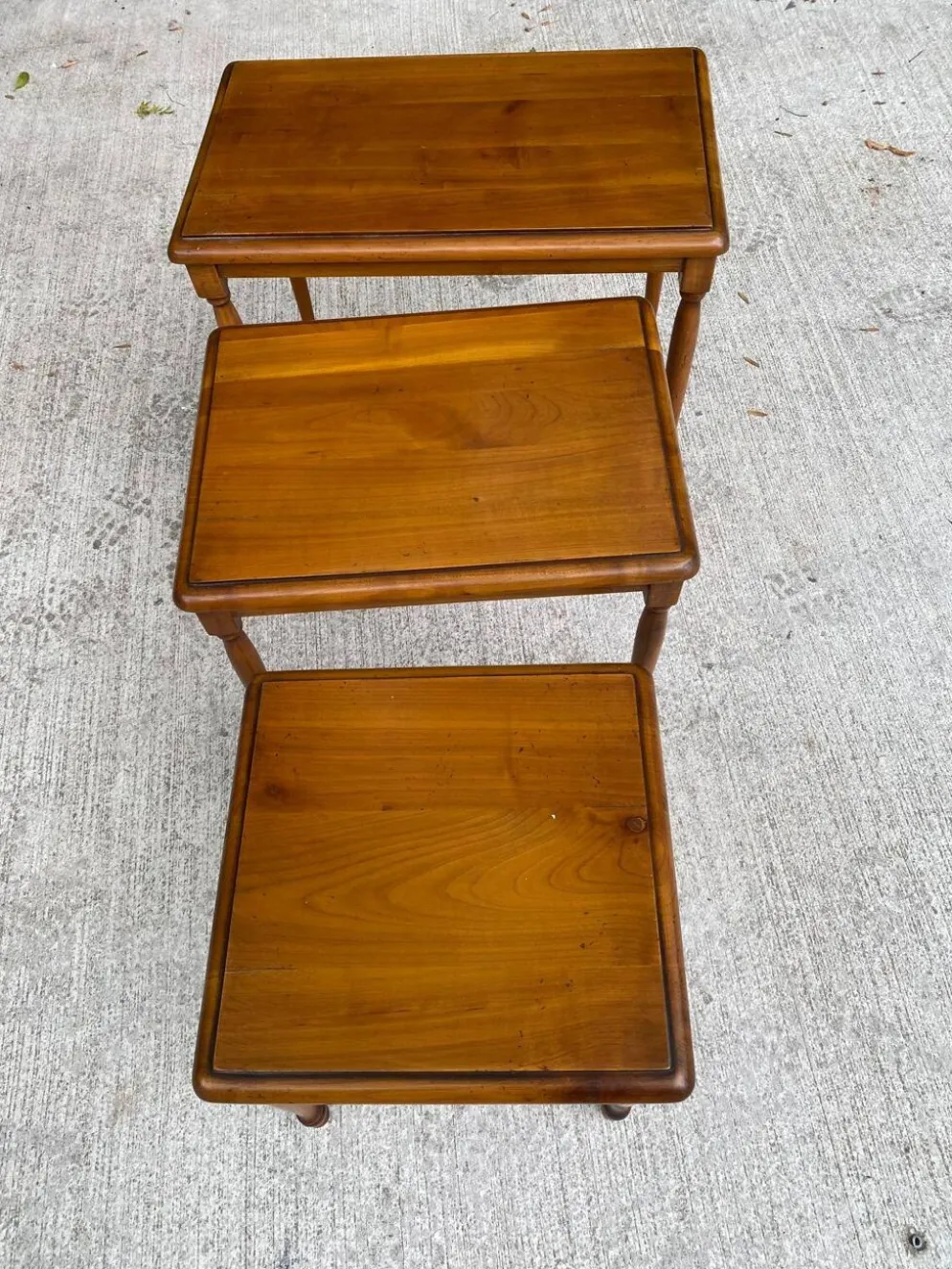 Lot de 3 Tables Gigognes en Bois Massif Merisier massif NF Ameublement Loui
