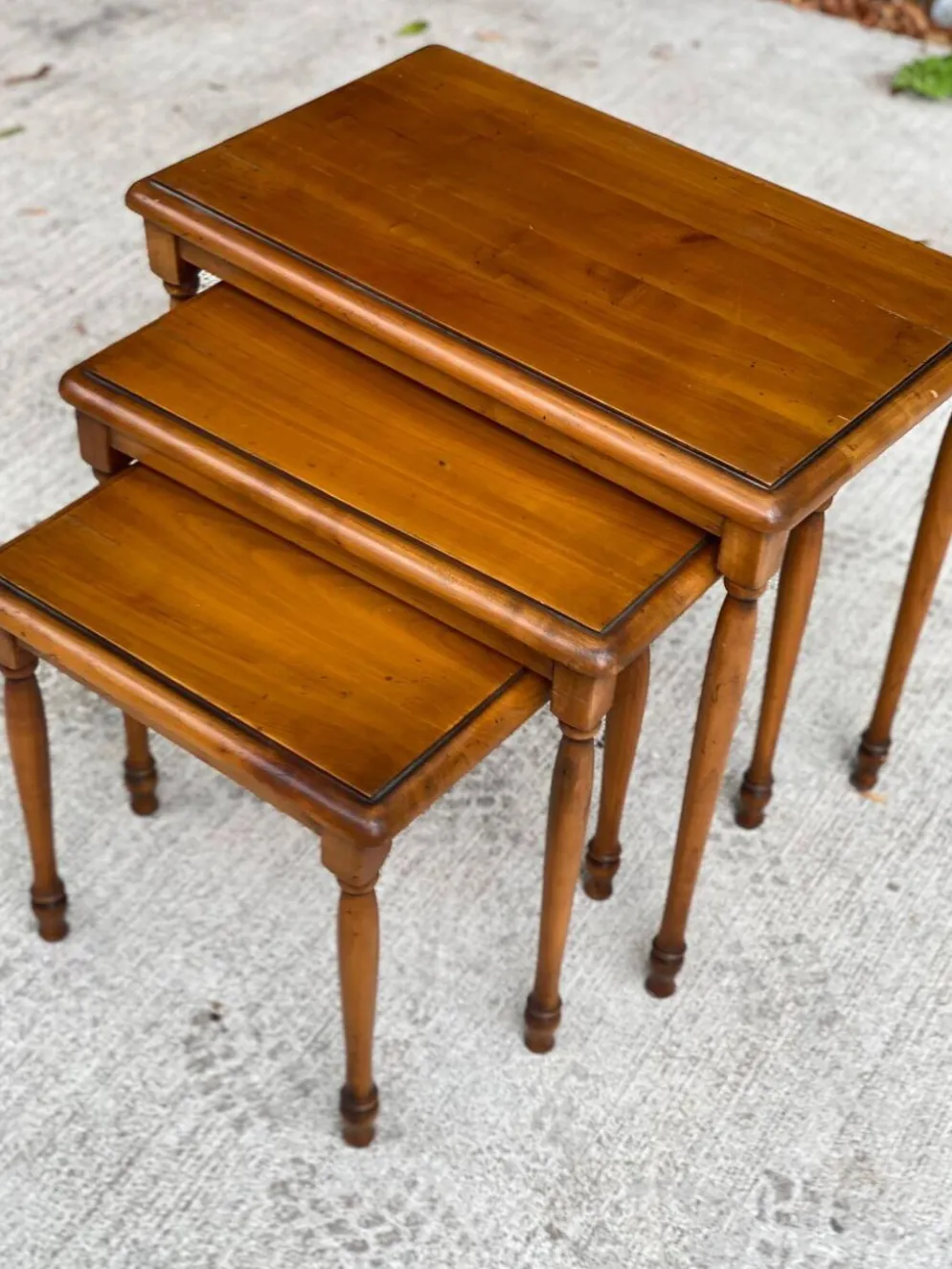 Lot de 3 Tables Gigognes en Bois Massif Merisier massif NF Ameublement Loui