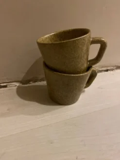 Lot de tasses à café en grès avec soucoupes