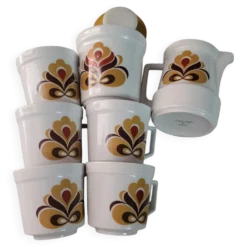 Lot de tasses à café et pièces de service