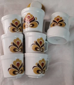 Lot de tasses à café et pièces de service