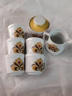 Lot de tasses à café et pièces de service