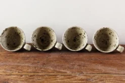 Lot de 4 tasses en grés pyrité