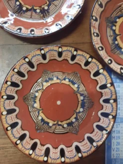 Lot de tasses et assiettes en céramique etnique