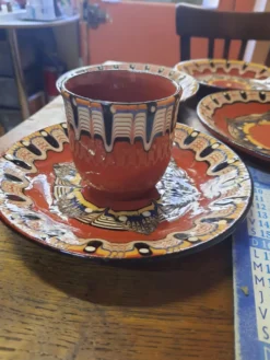 Lot de tasses et assiettes en céramique etnique