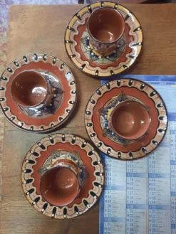 Lot de tasses et assiettes en céramique etnique