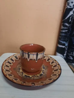 Lot de tasses et assiettes en céramique etnique