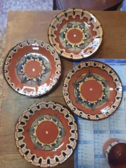 Lot de tasses et assiettes en céramique etnique