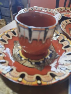 Lot de tasses et assiettes en céramique etnique