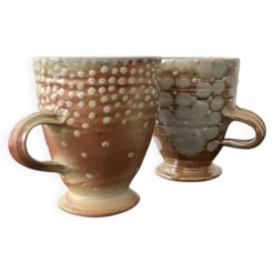 Lot de 2 tasses mug en gres émaillé à pois stylisé
