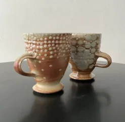 Lot de 2 tasses mug en gres émaillé à pois stylisé