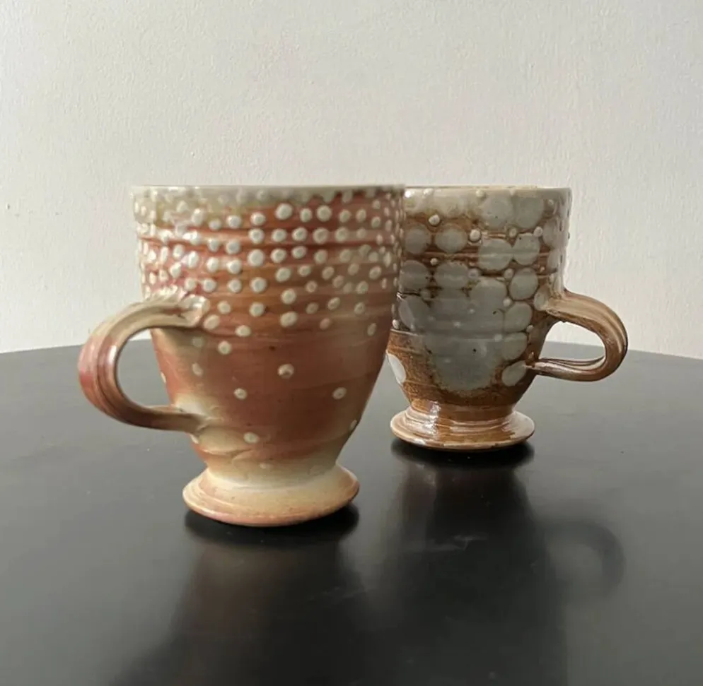 Lot de 2 tasses mug en gres émaillé à pois stylisé