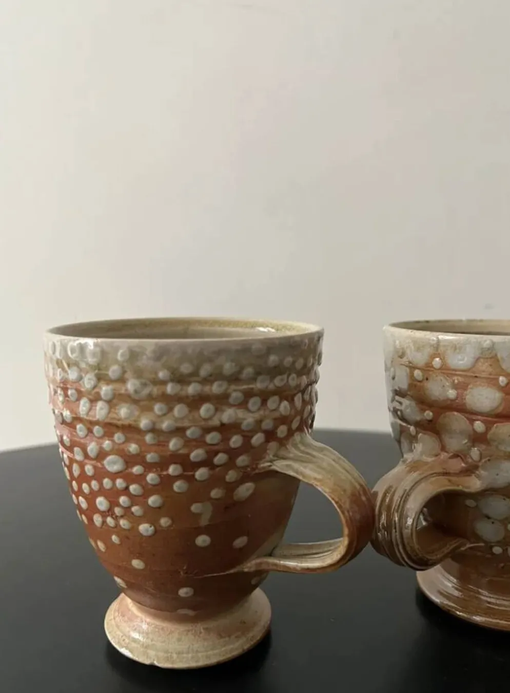 Lot de 2 tasses mug en gres émaillé à pois stylisé