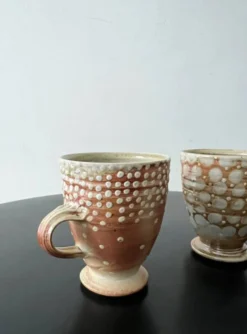 Lot de 2 tasses mug en gres émaillé à pois stylisé