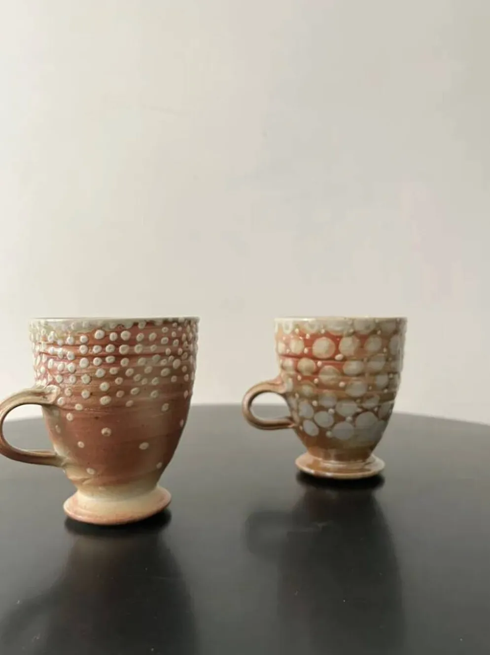 Lot de 2 tasses mug en gres émaillé à pois stylisé