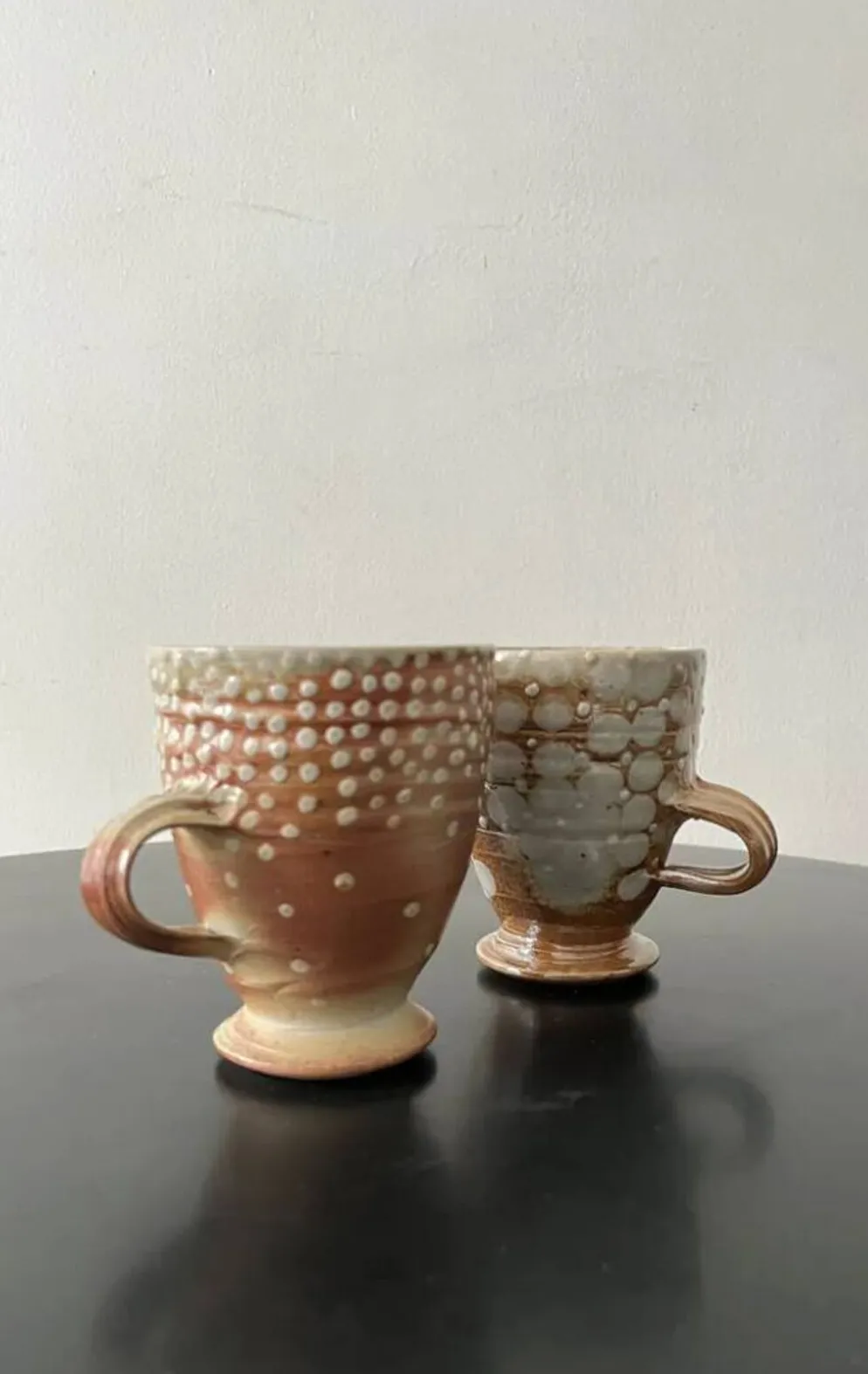Lot de 2 tasses mug en gres émaillé à pois stylisé