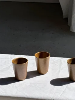 Lot de 5 tasses/mugs vintage en grès émaillé brun miel Grès Village H9 D8