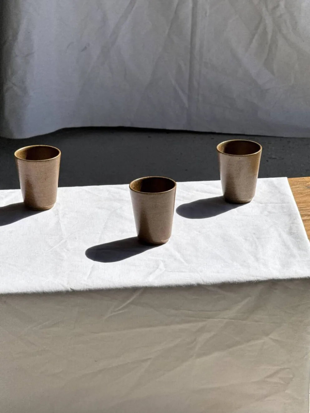 Lot de 5 tasses/mugs vintage en grès émaillé brun miel Grès Village H9 D8