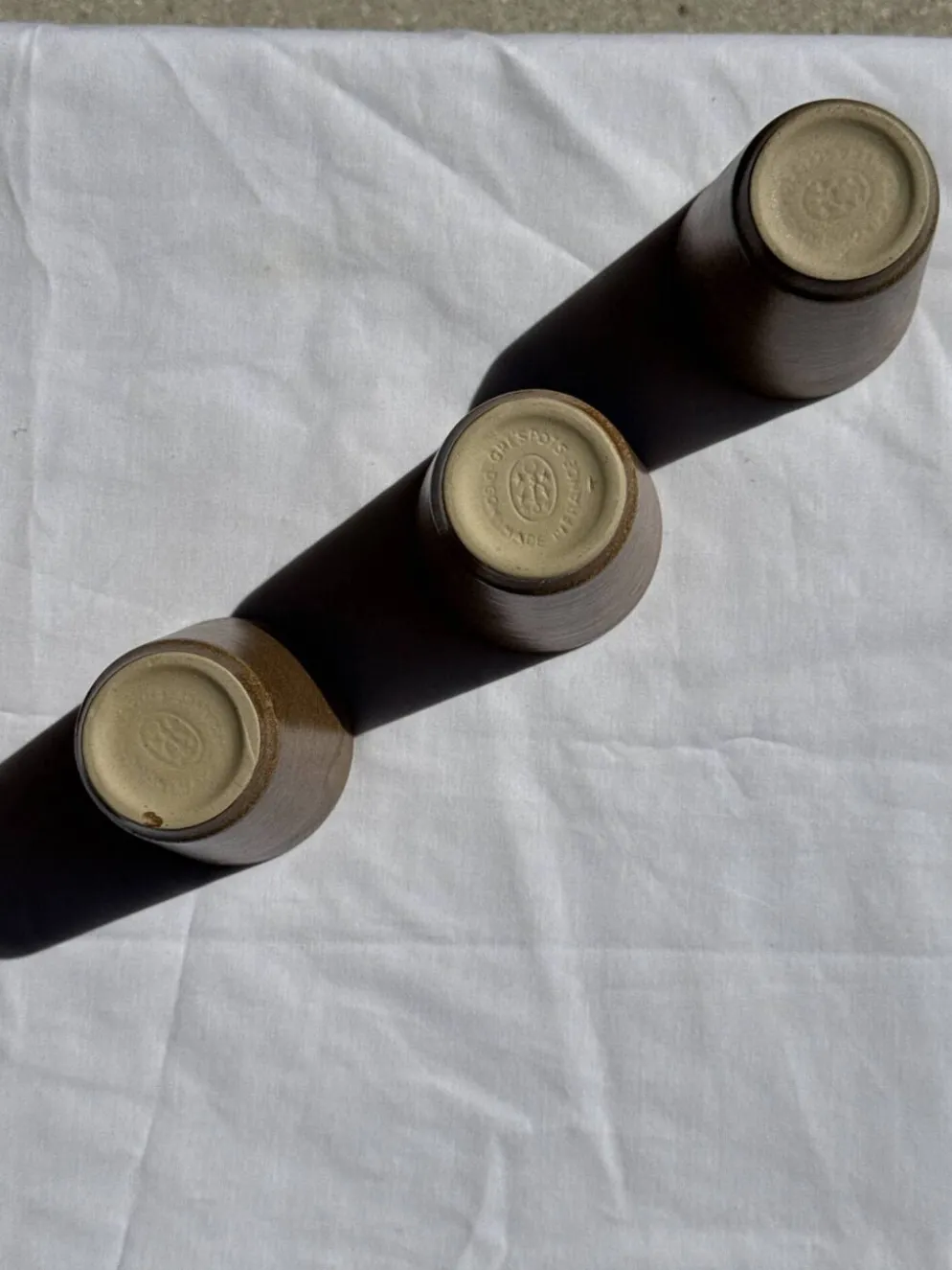 Lot de 5 tasses/mugs vintage en grès émaillé brun miel Grès Village H9 D8