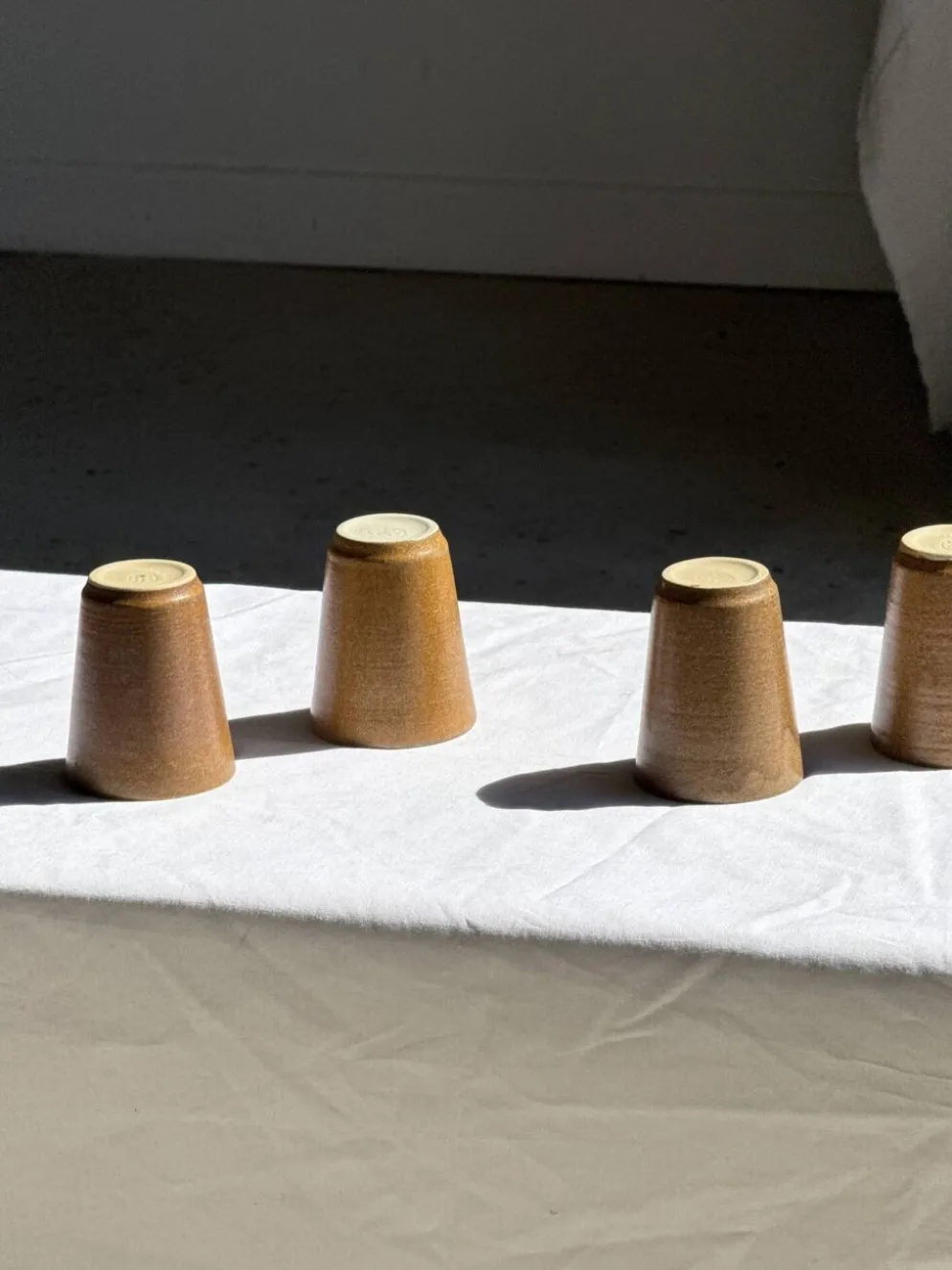 Lot de 5 tasses/mugs vintage en grès émaillé brun miel Grès Village H9 D8