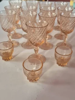 lot de 12 verres a pieds et 3 petits verres a liqueur rose vintage rosaline