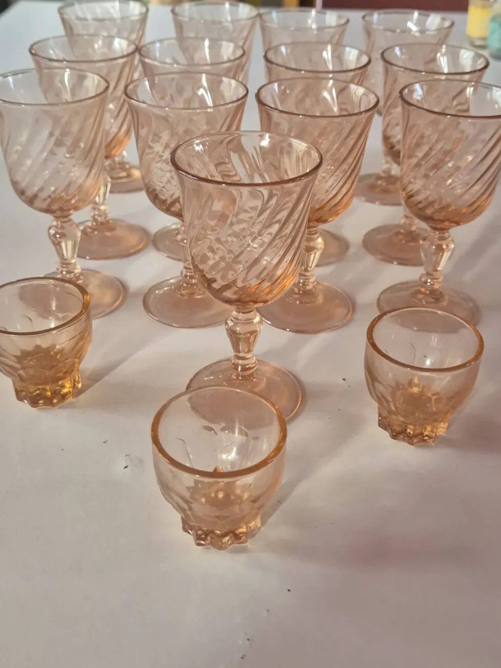 lot de 12 verres a pieds et 3 petits verres a liqueur rose vintage rosaline