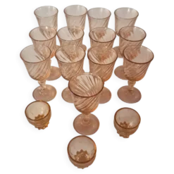 lot de 12 verres a pieds et 3 petits verres a liqueur rose vintage rosaline