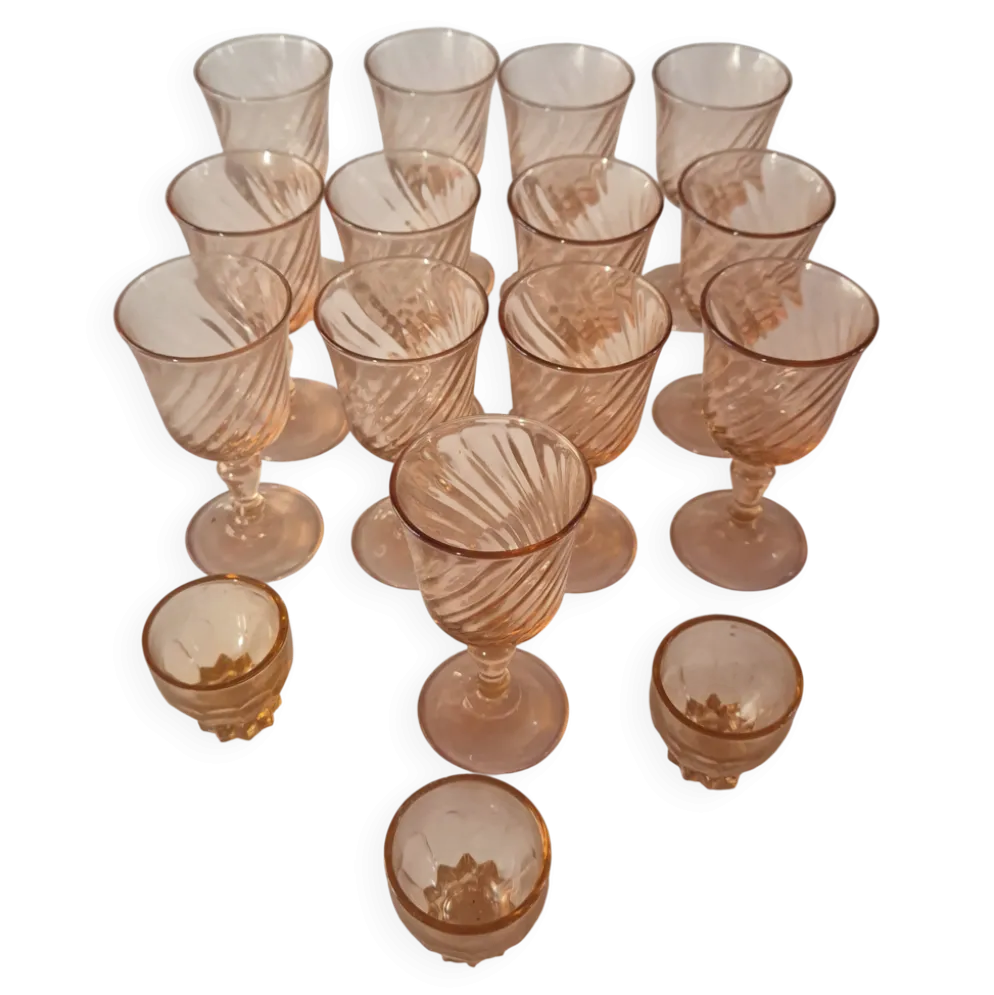 lot de 12 verres a pieds et 3 petits verres a liqueur rose vintage rosaline