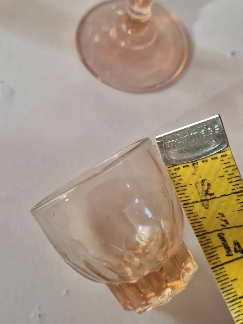 lot de 12 verres a pieds et 3 petits verres a liqueur rose vintage rosaline