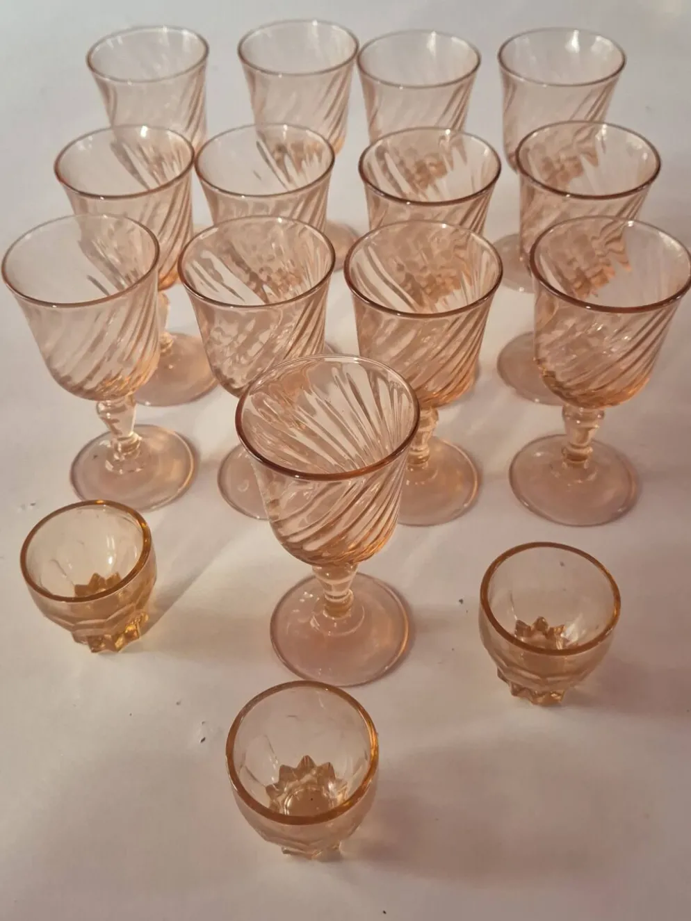 lot de 12 verres a pieds et 3 petits verres a liqueur rose vintage rosaline